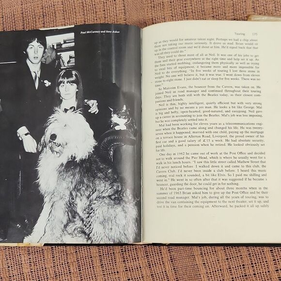 The Beatles Biography Book By Hunter Davies 1st Edition 1968 - Picture 9 of 10